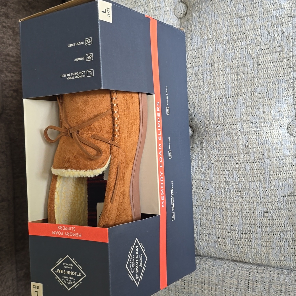 ST. JOHN'S BAY BRAND MEN'S TAN MEMORY FOAM SLIPPERS SIZE LARGE 11-12